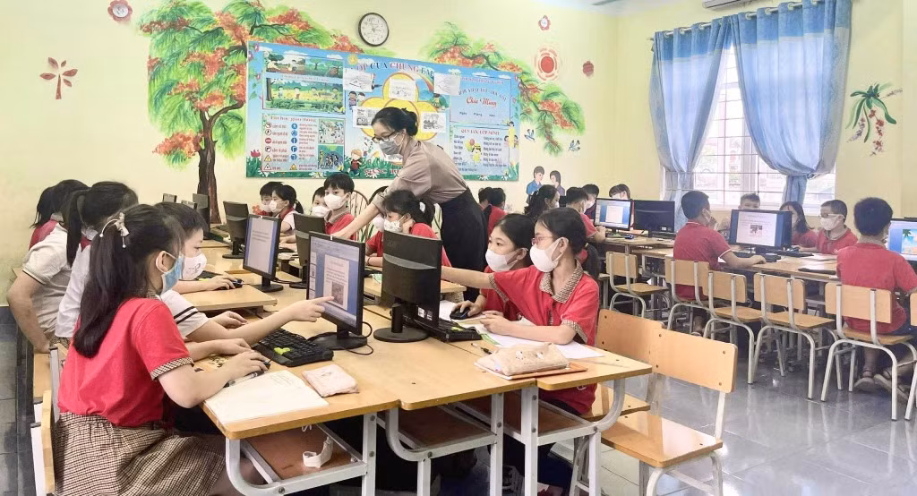 Học sinh trường tiểu học Lê Lợi học tin học.