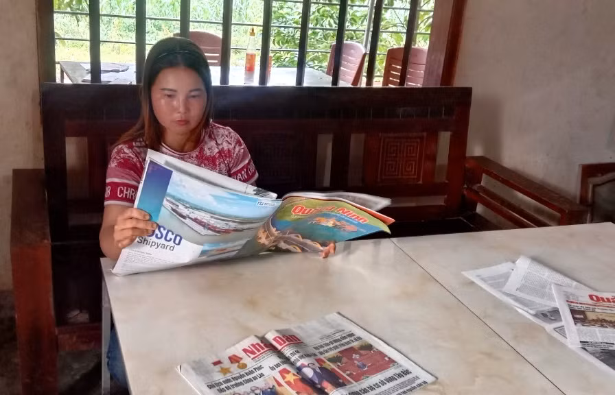 Từ khi biết chữ, chị Hồng rất chăm chỉ đọc sách, báo để biết thêm kiến thức.