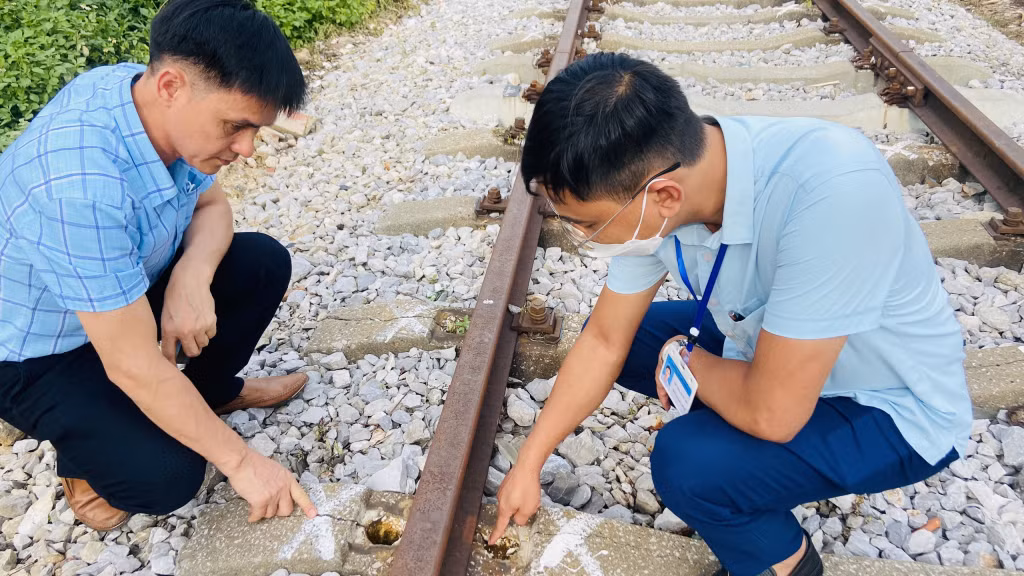 Các thanh ray, tà vẹt bị phơi nắng mưa gây han rỉ, nứt vỡ, mất ốc. (Đoạn tuyến đường sắt đi qua địa bàn phường Quang Trung, TP Uông Bí).