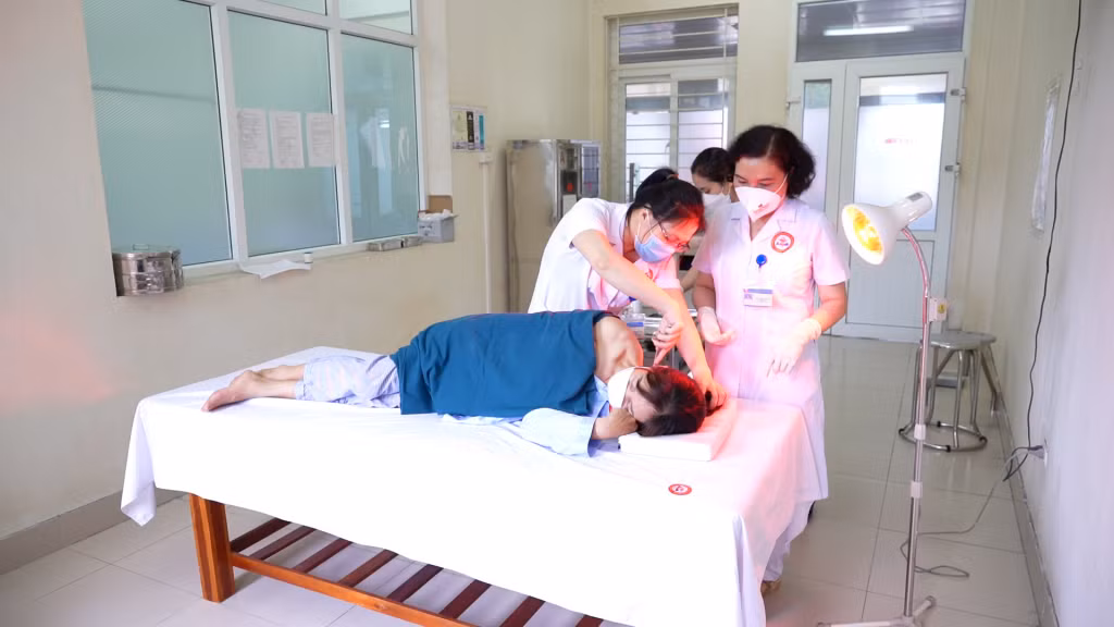 Bác sĩ Khoa Y học cổ truyền - Phục hồi chức năng (Bệnh viện Đa khoa khu vực Cẩm Phả) thực hiện kỹ thuật cấy chỉ chữa bệnh hen phế quản mạn tính cho bệnh nhân.