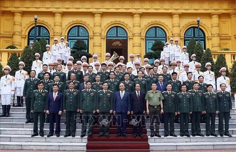 Chủ tịch nước Nguyễn Xuân Phúc, Thống lĩnh các lực lượng vũ trang nhân dân, Chủ tịch Hội đồng Quốc phòng và An ninh và các đại biểu tham dự. (Ảnh: TTXVN)