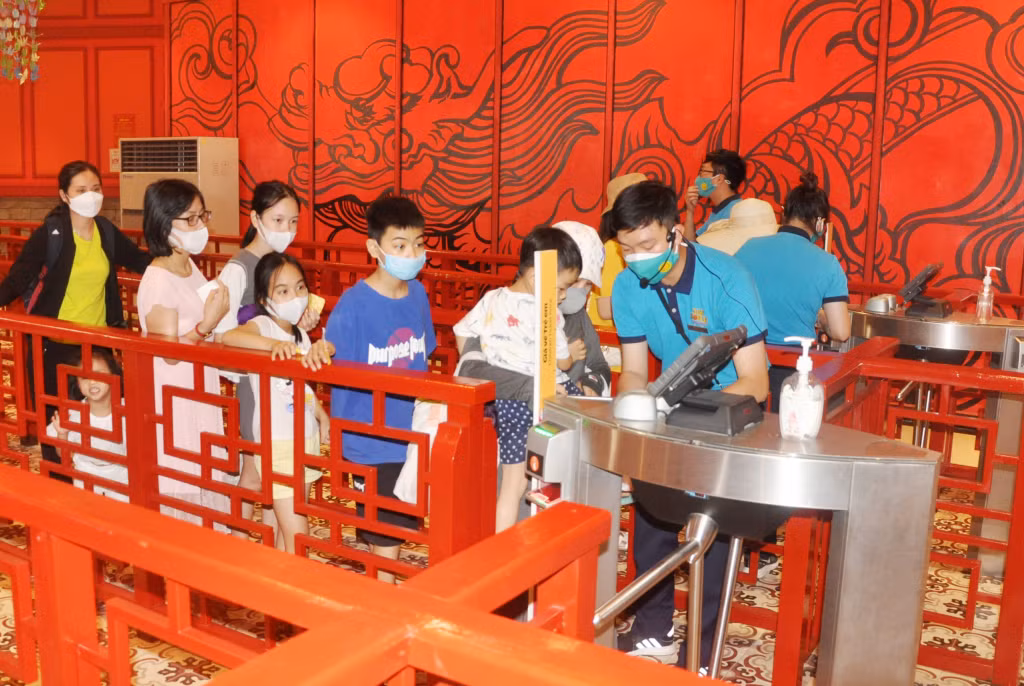 Nhân viên tiến hành kiểm soát vé tại khu vui chơi SunWorld Halong Complex.