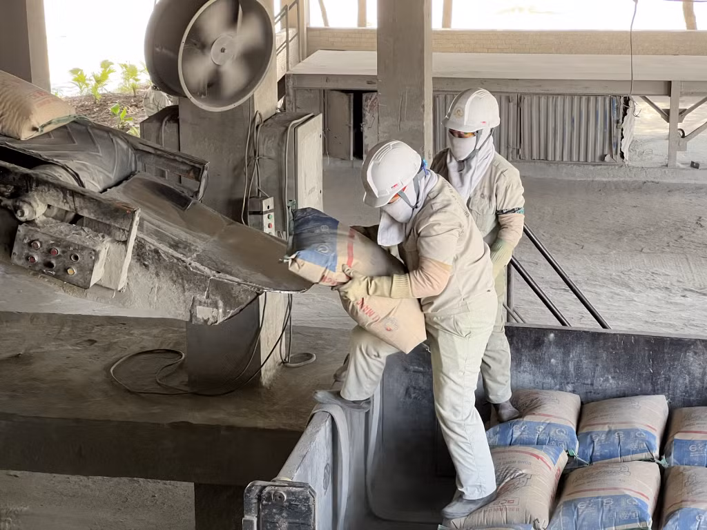 Lượng Cr (VI) có nhiều trong xi măng làm ảnh hưởng đến sức khỏe người lao động khi phải tiếp xúc thường xuyên.