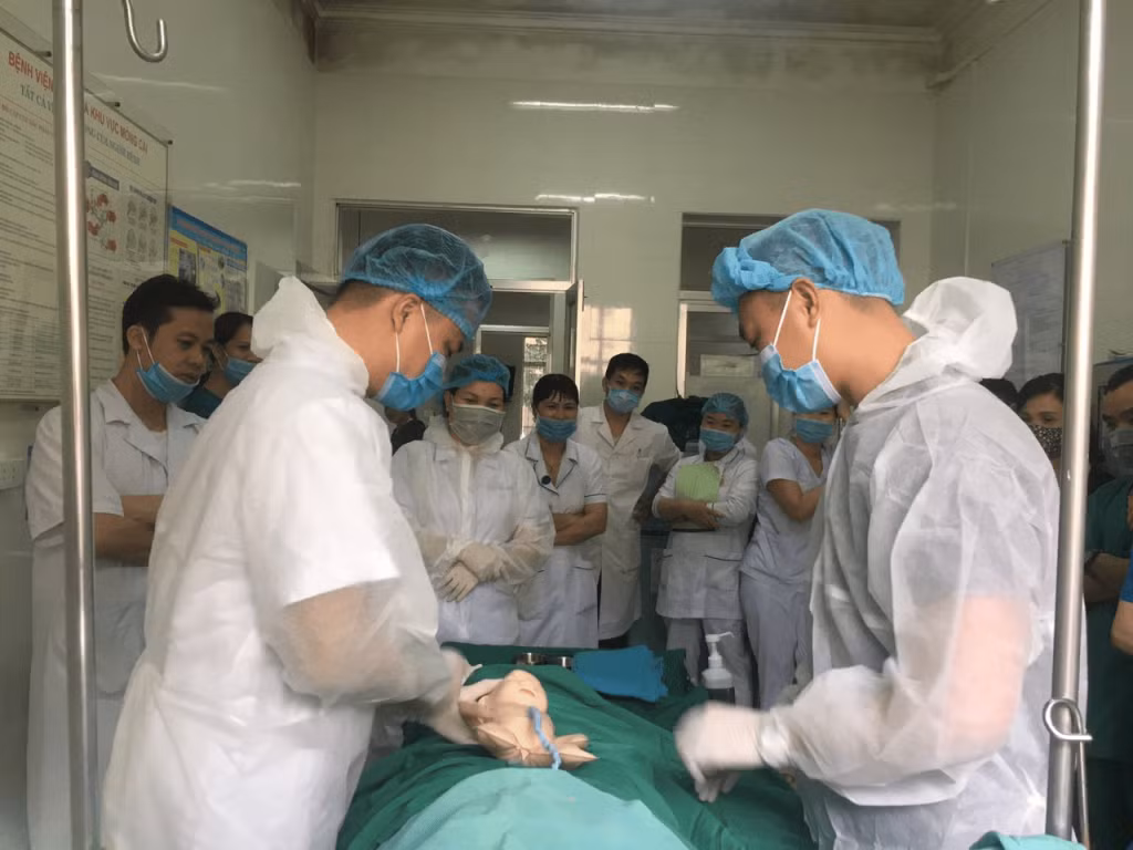 Tập huấn CSSK bà mẹ, trẻ sơ sinh tại Trung tâm Y tế TP Móng Cái.