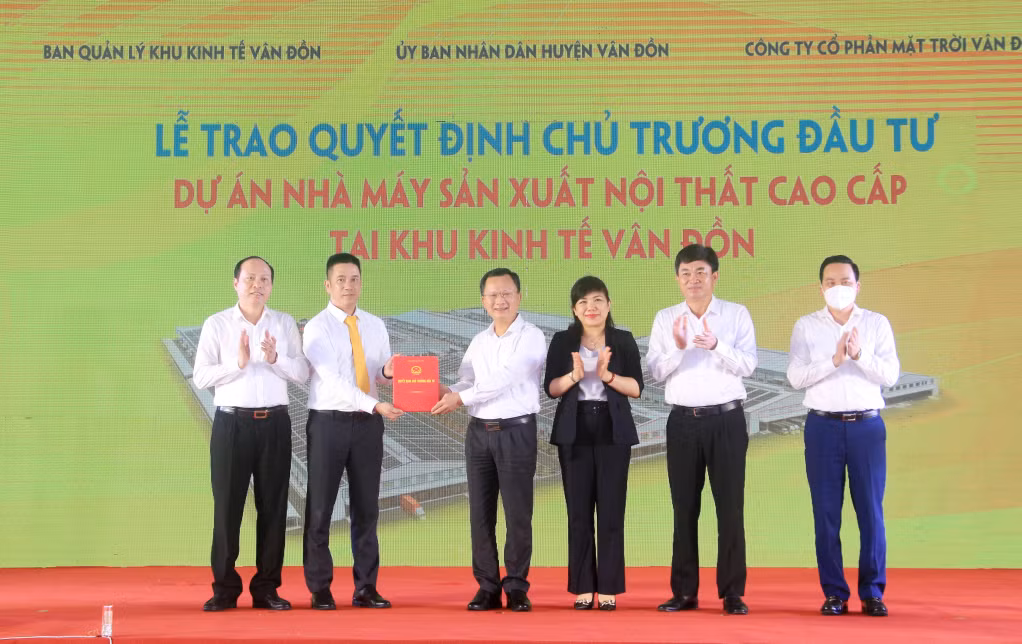 UBND tỉnh trao quyết định chủ trương đầu tư đối với dự án Nhà máy sản xuất nội thất cao cấp cho Công ty CP Mặt trời Vân Đồn (4-2022). Ảnh: Mạnh Trường