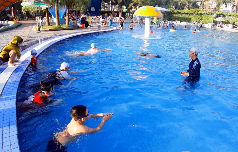 f Phong trào dạy bơi và huấn luyện kỹ năng phòng chống đuối nước ở bể bơi Công viên nước Hà Lan (TX Đông Triều), do các hướng dẫn viên được đào tạo, cấp bằng. 