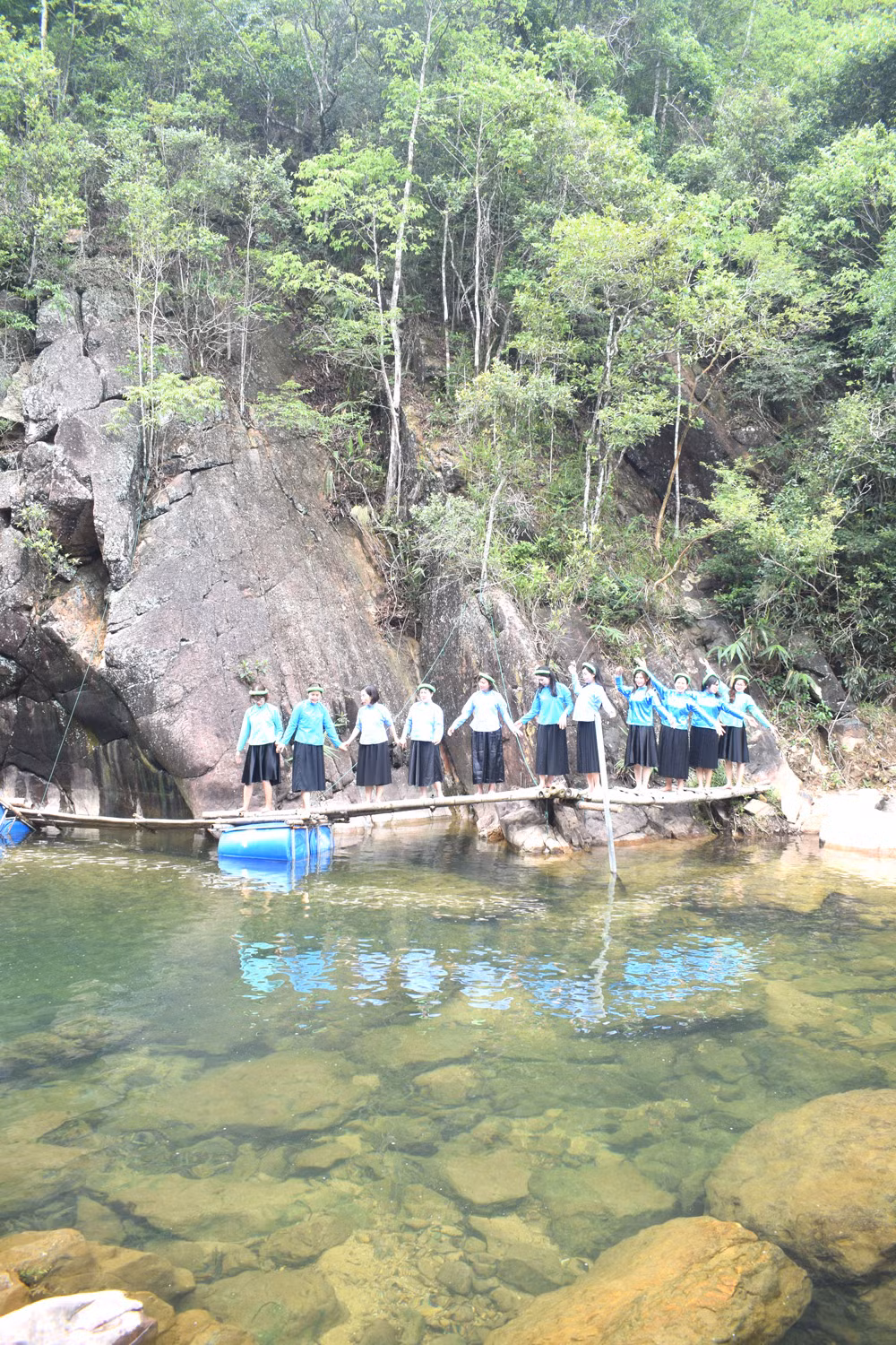 Dòng nước chảy ra hồ Tràng Vinh luôn trong veo cả những ngày có mưa nhỏ