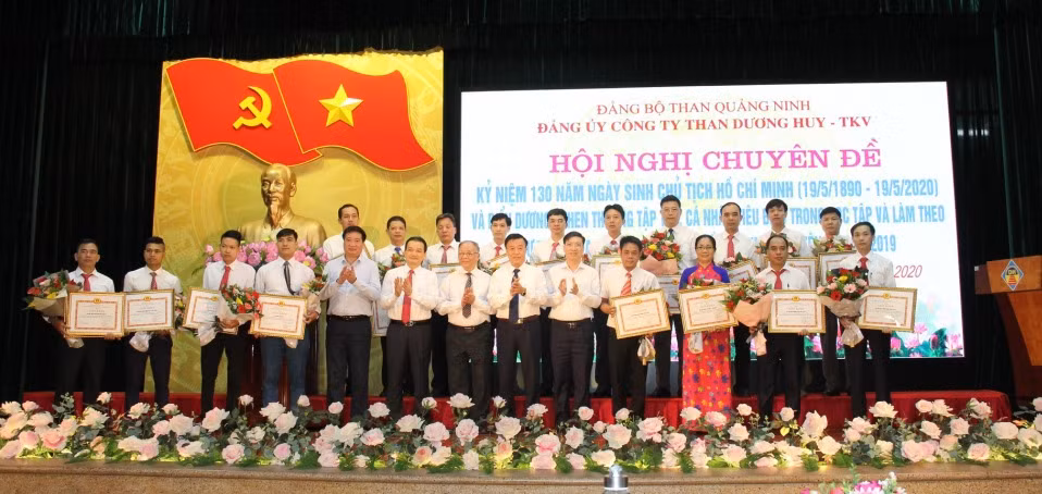 Lãnh đạo Đảng ủy Than Quảng Ninh, Đảng ủy Công ty than Dương Huy khen thưởng các tập thể trong học tập và làm theo tấm gương đạo đức, phong cách Hồ Chí Minh.