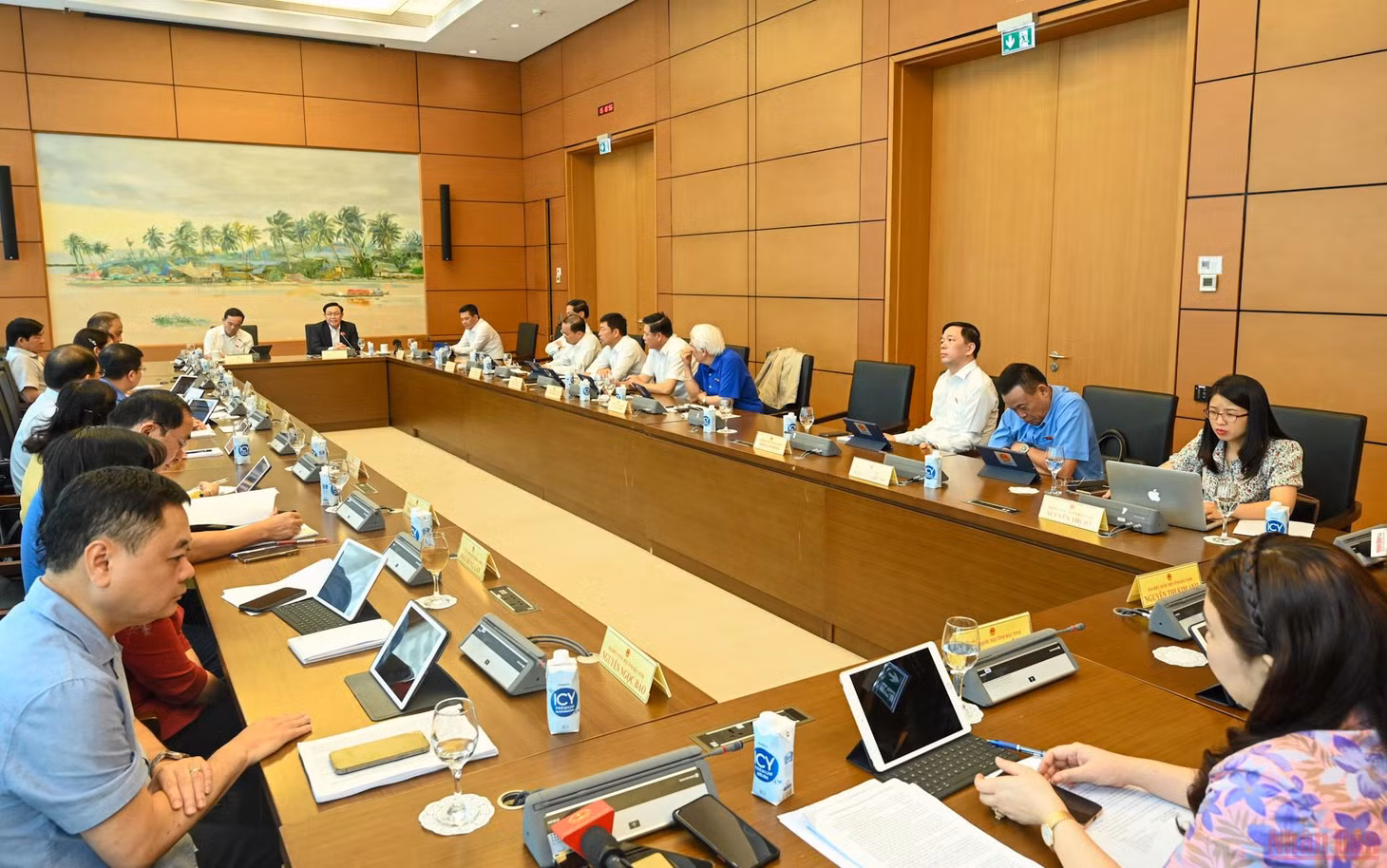 Các đại biểu Quốc hội tham gia thảo luận tại Tổ 12 chiều 31/5. (Ảnh: LINH KHOA)