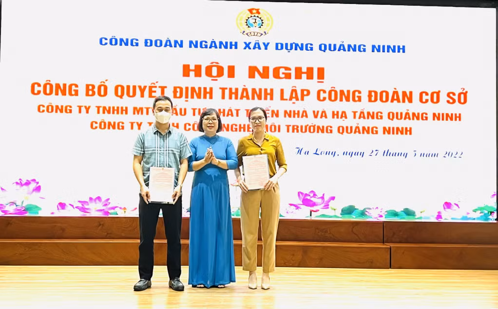 Lãnh đạo Công đoàn ngành Xây dựng trao quyết định thành lập CĐCS cho hai đơn vị.