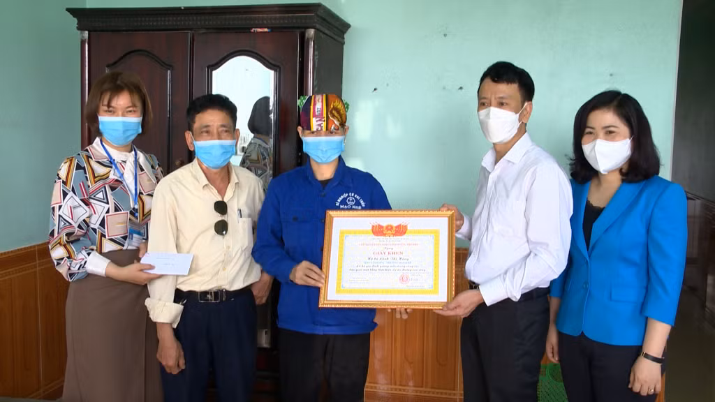 Phường Đông Triều (TX Đông Triều) trao giấy khen cho hộ gia đình tại địa phương đã gương mẫu trong công tác bàn giao mặt bằng dự án đường ven sông. Ảnh: Lê Nam