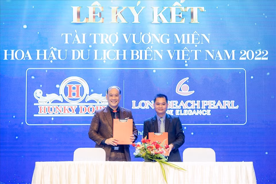 Đại diện ban tổ chức cuộc thi và đơn vị thiết kế ký kết thỏa thuận về vương miện hoa hậu du lịch biển Việt Nam với cảm hứng từ ngọc trai - món quà của biển.