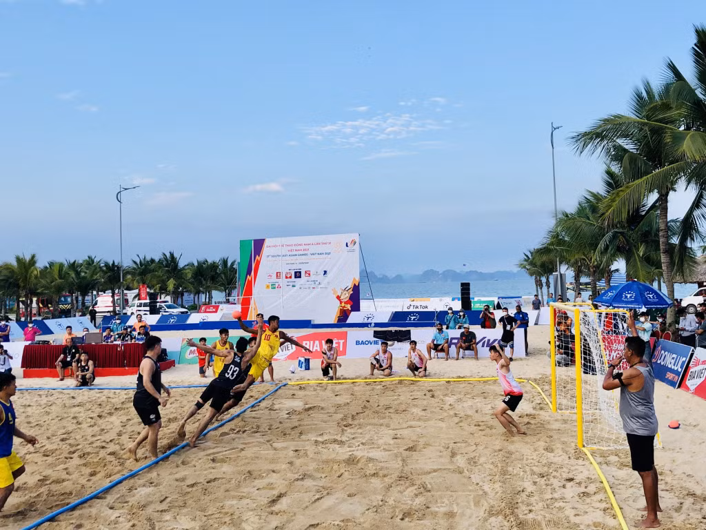 Kết thúc hiệp đấu, đội tuyển bóng ném bãi biển nam Việt Nam đã thắng Singapore với tỷ số chung cuộc 2-0.