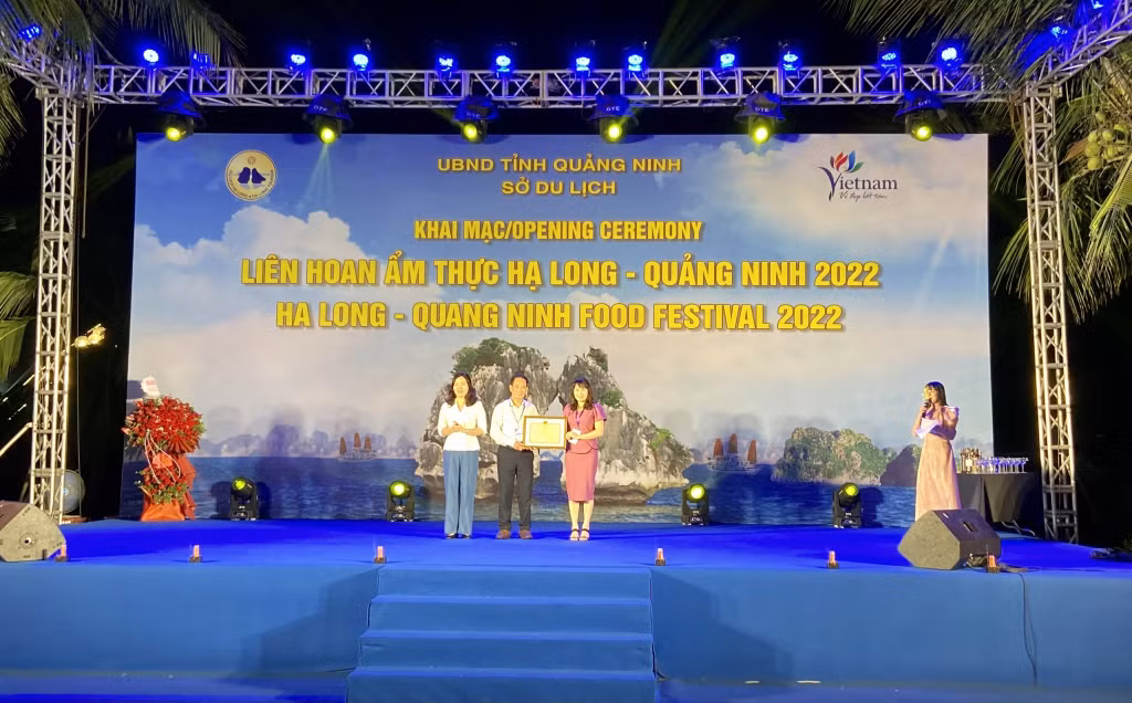 Đồng chí Nguyễn Thị Hạnh, Phó Chủ tịch UBND tỉnh trao giấy chứng nhận giải Đặc biệt cho gian hàng tiêu biểu của Trường ĐH Hạ Long-Hiệp hội du lịch Quảng Ninh