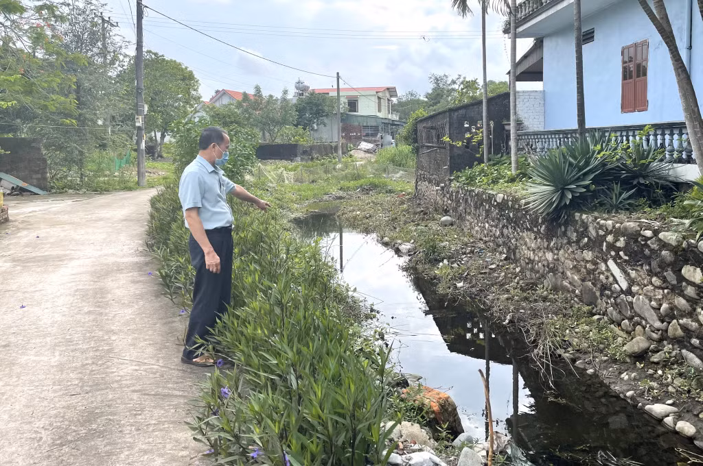 Tuyến mương thoát nước thải khu Trần Hưng Đạo (thị trấn Quảng Hà) từ lâu không có nắp đậy trở thành nơi "tập kết" rác bất đắc dĩ, gây mùi hôi thối.