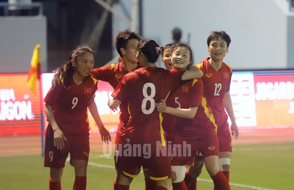 Các "cô gái vàng" của thể thao Việt Nam nở nụ cười rạng rỡ mừng bàn thắng trong tiếng hô vang của CĐV có mặt tại "chảo lửa" Cẩm Phả.