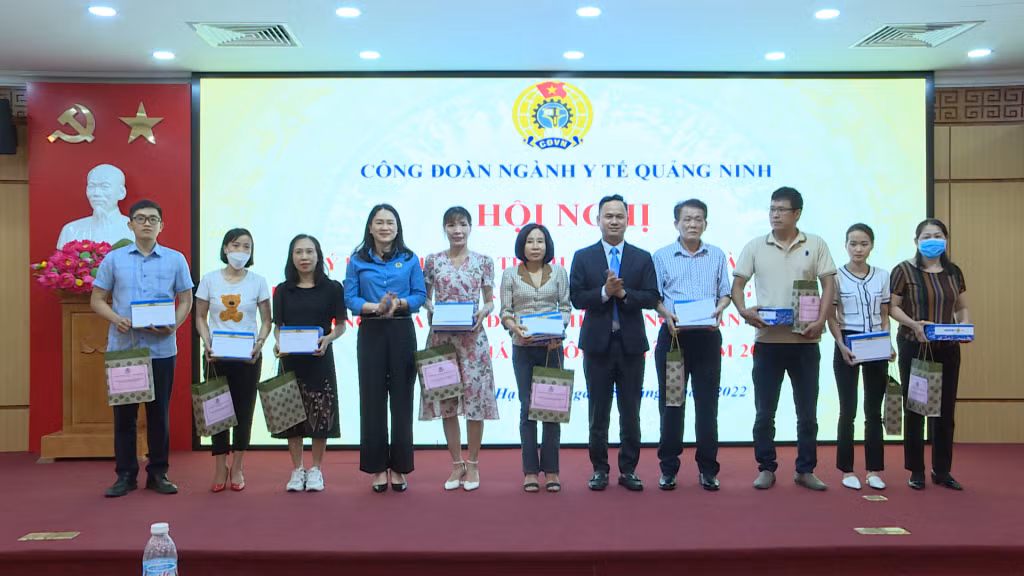 Trao quà hỗ trợ cho đoàn viên công đoàn là người lao động Ngành Y tế có hoàn cảnh khó khăn.