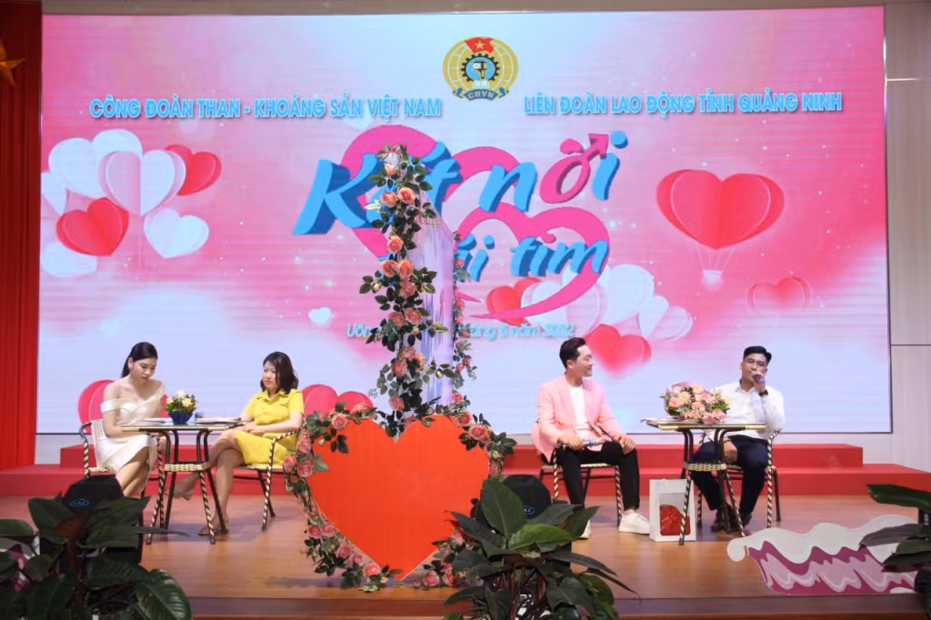 Cặp đôi tìm thấy đối tác, tặng quà cho nhau để làm quen.