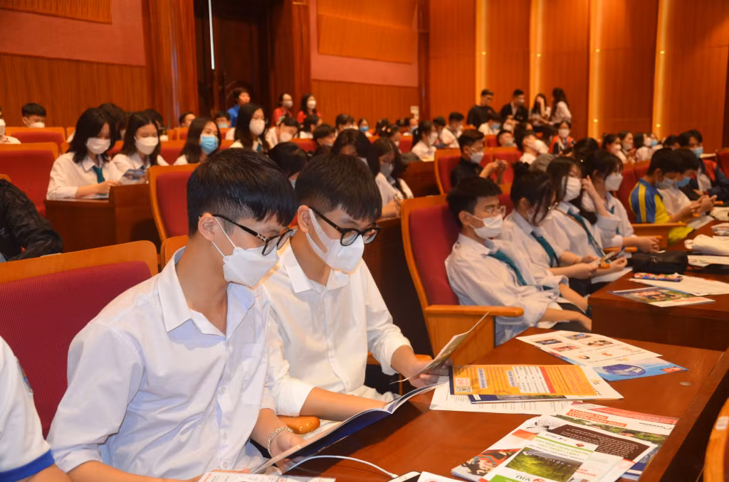 Các em học sinh tham gia chương trình trực tuyến tư vấn mùa thi năm 2022 tại TP Hạ Long, tháng 4/2022. Ảnh: Cao Quỳnh