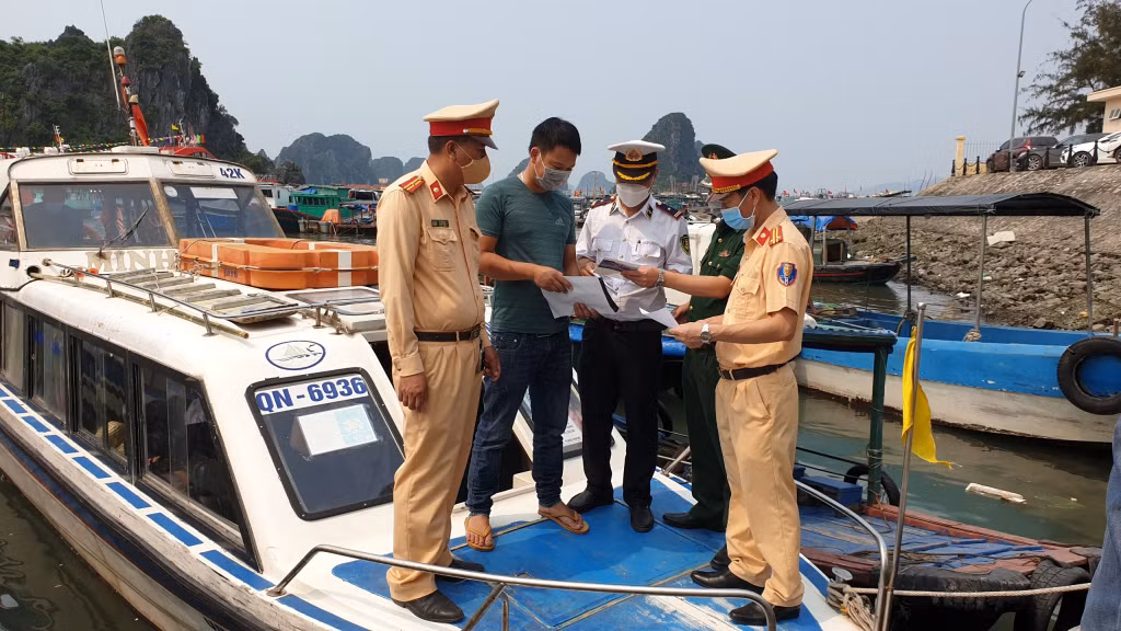 Lực lượng Cảnh sát giao thông đường thủy kiểm tra giấy tờ của các phương tiện tại Cảng Cái Rồng. Ảnh: Hồng Việt.