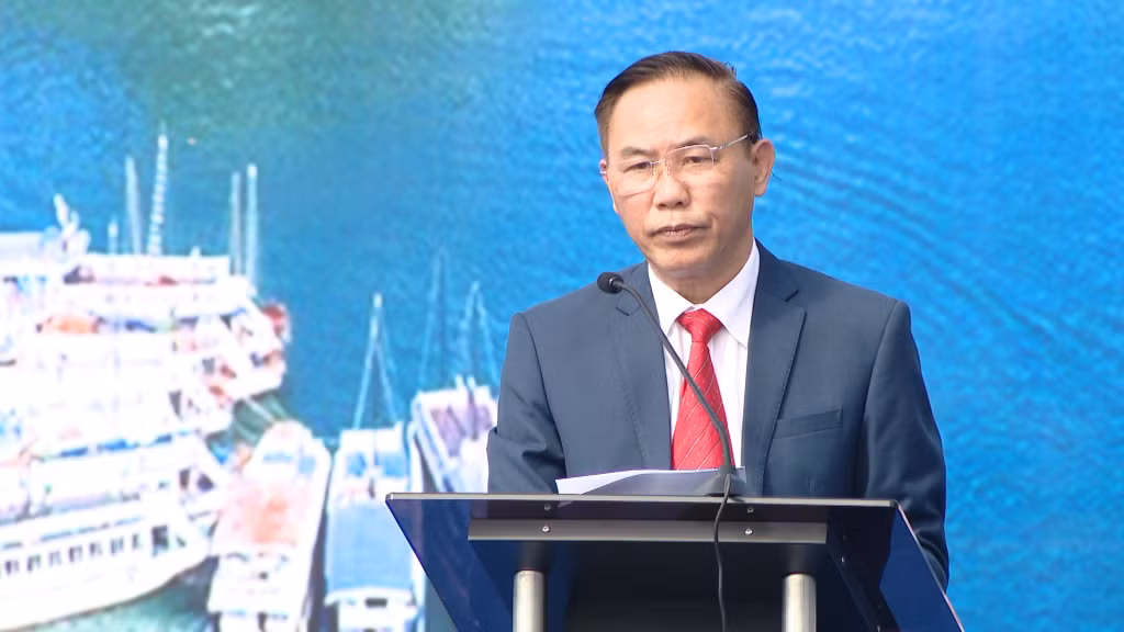 Đồng chí Phùng Đức Tiến, Thứ trưởng Bộ NN&amp;PTNT, phát biểu tại buổi lễ.
