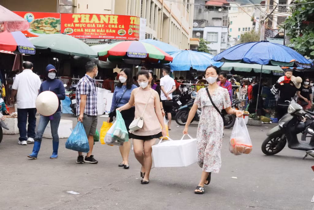 Nhiều du khách chọn mua đồ hải sản về làm quà biếu.
