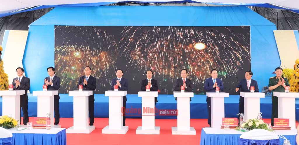Phó Thủ tướng Chính phủ Lê Văn Thành cùng lãnh đạo bộ, ngành và tỉnh Quảng Ninh, TP Hải Phòng bấm nút phát lệnh khởi công cầu Bến Rừng.