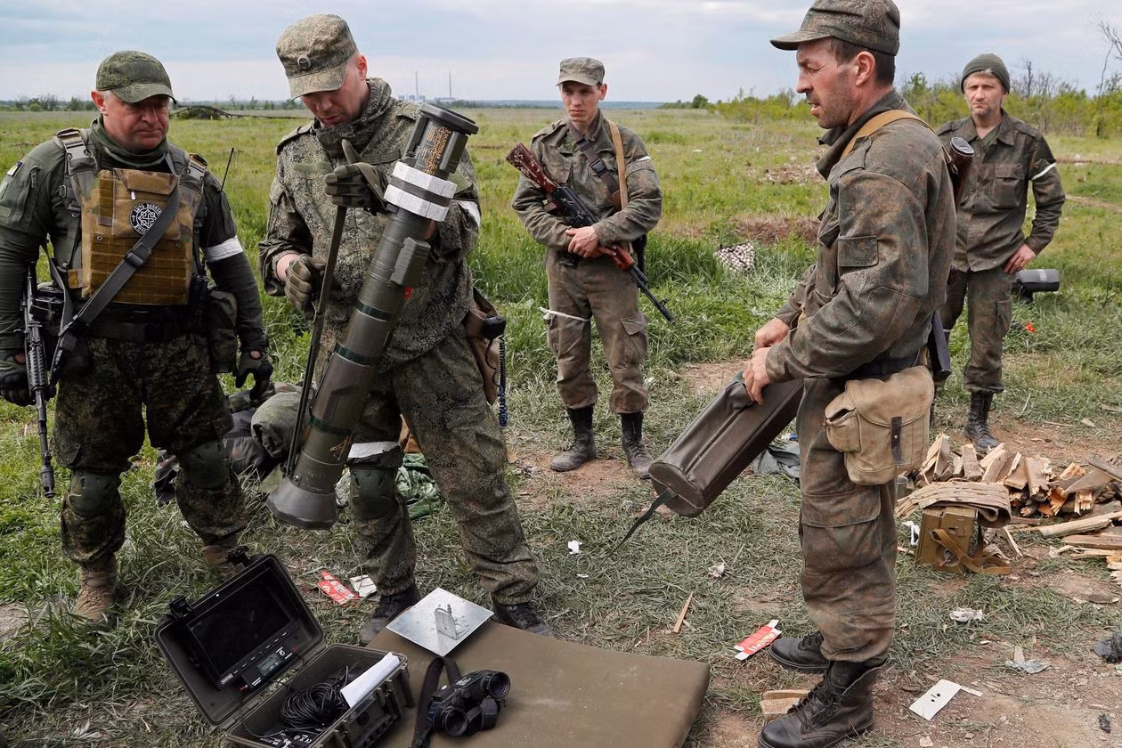Các tay súng thuộc phe đòi độc lập, thân Nga tại thành phố Svitlodarsk ở Donbass. Ảnh: Reuters