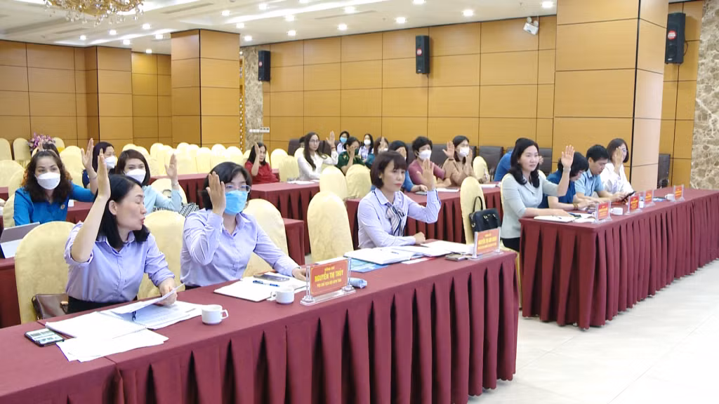 100% Ủy viên Ban Chấp hành Hội LHPN tỉnh có mặt đã biểu quyết tín nhiệm bầu đồng chí Nguyễn Vũ Thu Hòa vào Ban Chấp hành, Ban Thường vụ và giữ chức Chủ tịch Hội LHPN tỉnh Quảng Ninh, khóa XII nhiệm kỳ 2021 - 2026.