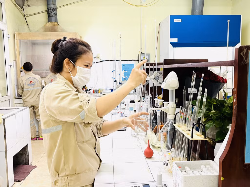 Chị Nguyễn Thị Thanh với sáng kiến “Nghiên cứu phương pháp thay thế phân tích Cr6+ trong xi măng”.
