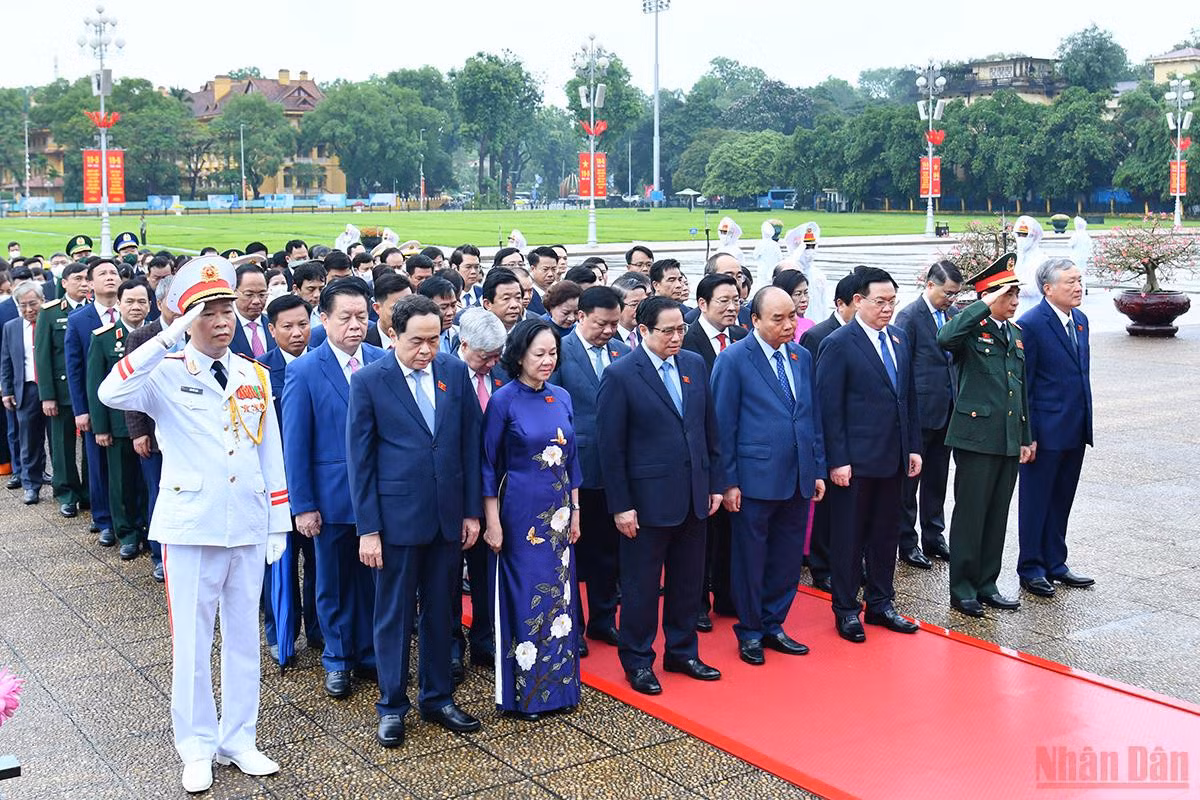 Chủ tịch nước Nguyễn Xuân Phúc, Thủ tướng Phạm Minh Chính và Chủ tịch Quốc hội Vương Đình Huệ, các đồng chí lãnh đạo Đảng, Nhà nước cùng các đại biểu Quốc hội thành kính tưởng nhớ Chủ tịch Hồ Chí Minh. Ảnh: Thủy Nguyên