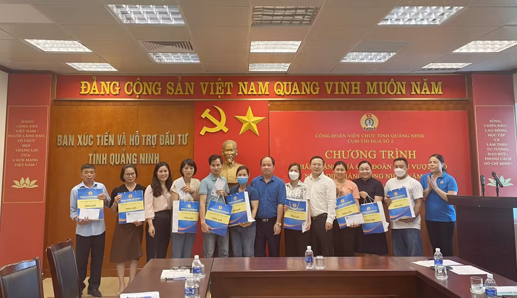 Lãnh đạo Công đoàn Viên chức tỉnh và Cụm thi đua số 2 trao tặng quà cho đoàn viên công đoàn có hoàn cảnh khó khăn.