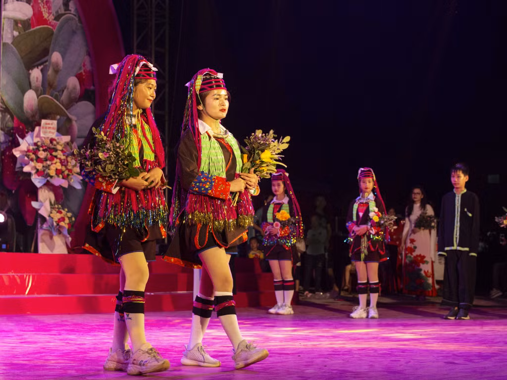 Ảnh 2: Trình diễn thời trang dân tộc.
