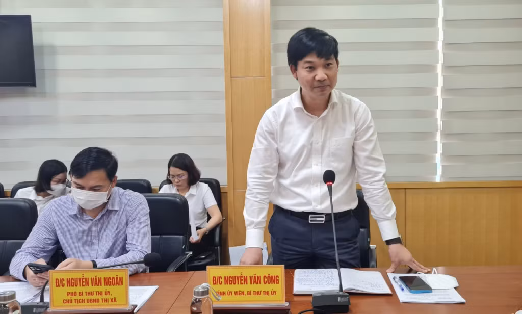 Đồng chí Nguyễn Văn Công, Bí thư Thị ủy Đông Triều, báo cáo kết quả triển khai thực hiện các Nghị quyết của HĐND tỉnh.
