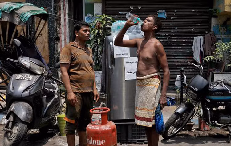 Người dân Calcutta chia sẻ nước mát với người qua đường. (Ảnh: Reuters)