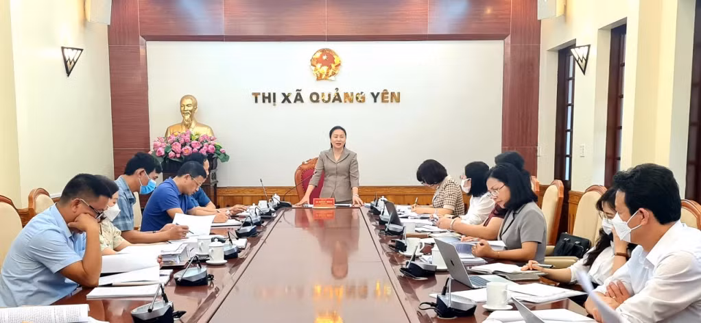 Đồng chí Vi Ngọc Bích, Phó Chủ tịch Thường trực HĐND tỉnh, phát biểu kết luận chương trình giám sát tại TX Quảng Yên.