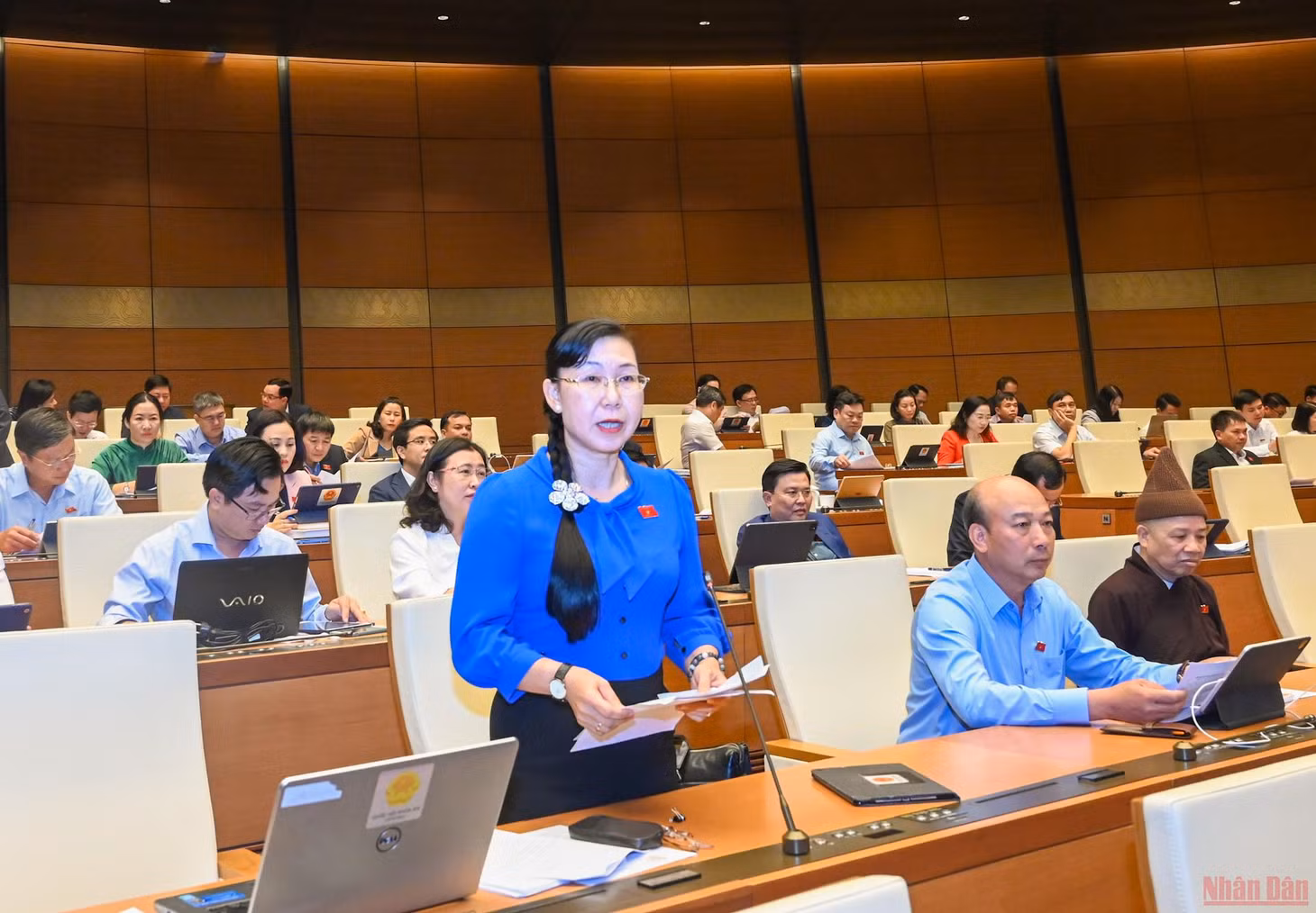Đại biểu Phan Thị Mỹ Dung (Long An) phát biểu tại hội trường. (Ảnh: LINH NGUYÊN)