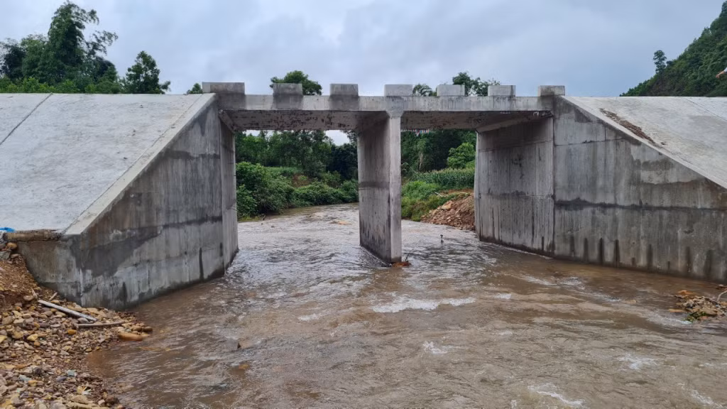 Đường tràn qua suối khu Nà Làng, thị trấn Bình Liêu, đã được thay thế bằng cống hộp khổ lớn, đảm bảo an toàn, giao thông thông suốt khi trời mưa lũ.