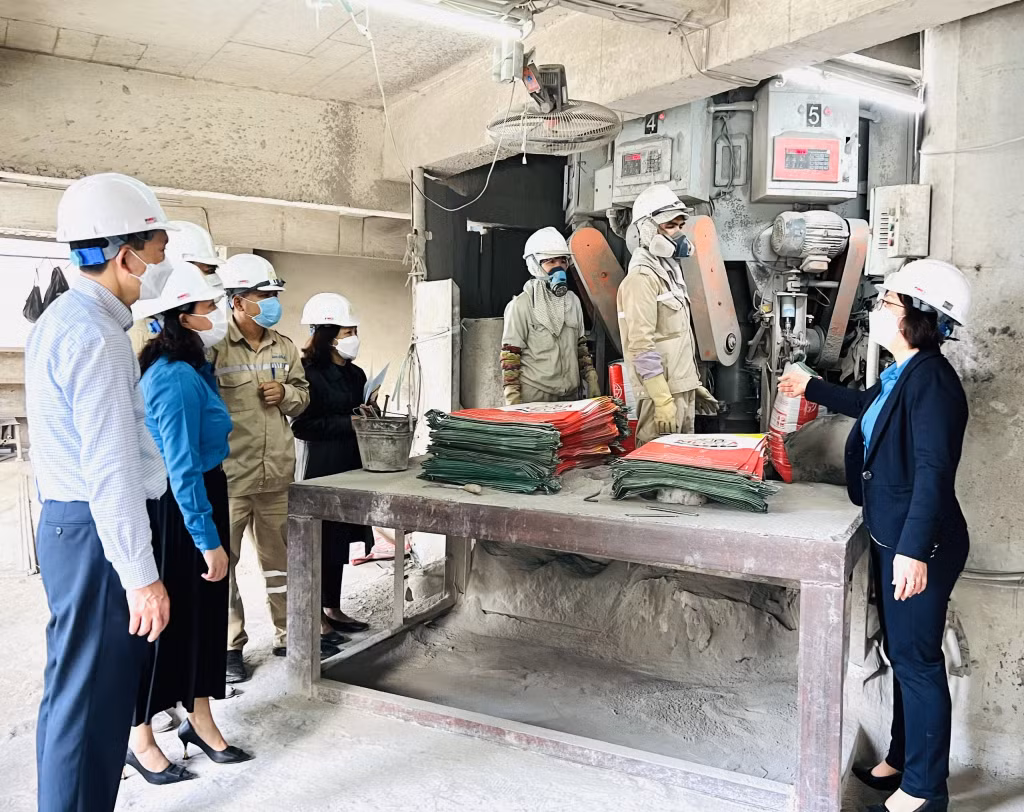 Công đoàn ngành Xây dựng Quảng Ninh thăm và động viên người lao động tại vị trí làm việc.