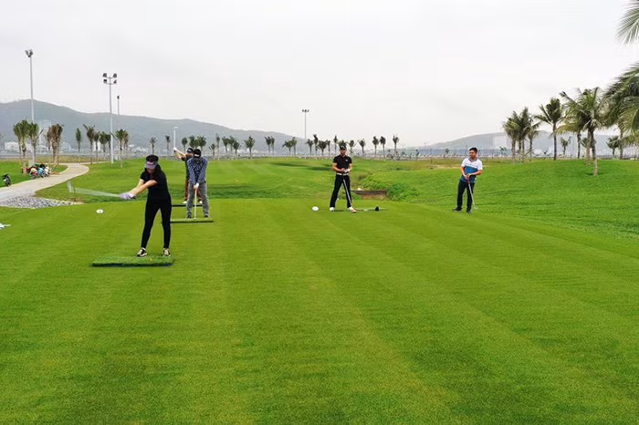 Du khách chơi golf tại sân golf Tuần Châu. 