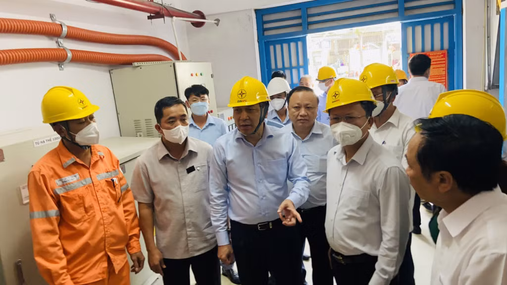 Đoàn công tác kiểm tra máy phát điện và tủ tổng để cấp điện dự phòng cho Sân vận động TP Cẩm Phả.