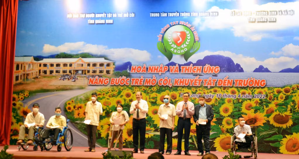 Hội Bảo trợ NKT-TMC tỉnh cùng nhà hảo tâm trao tặng quà cho NKT tại lễ phát động