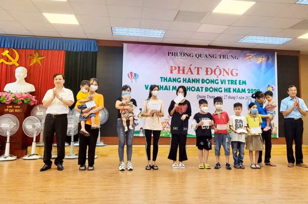 Phường Quang Trung (TP Uông Bí) phát động Tháng hành động vì trẻ em năm 2022 và tặng quà cho trẻ em có hoàn cảnh khó khăn. Ảnh: Mai Hương (Trung tâm TT-VH Uông Bí)