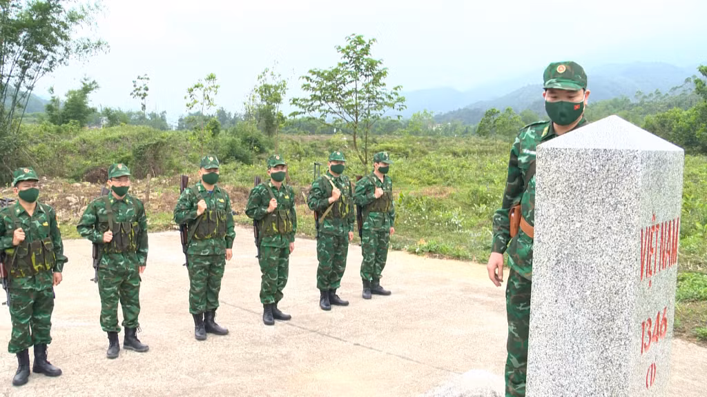 Thiếu tá Vũ Văn Lương (bên phải) cùng CBCS Đồn Biên phòng Pò Hèn (BĐBP tỉnh) kiểm tra đường biên, cột mốc được giao quản lý.