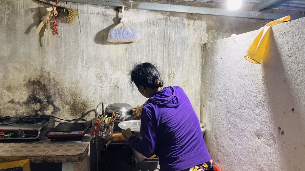 Căn nhà của bà Viết sau gần 30 năm xây dựng hiện đã chật chội, xuống cấp nhưng không được phép xây dựng, chuyển nhượng vì vướng vào dự án.