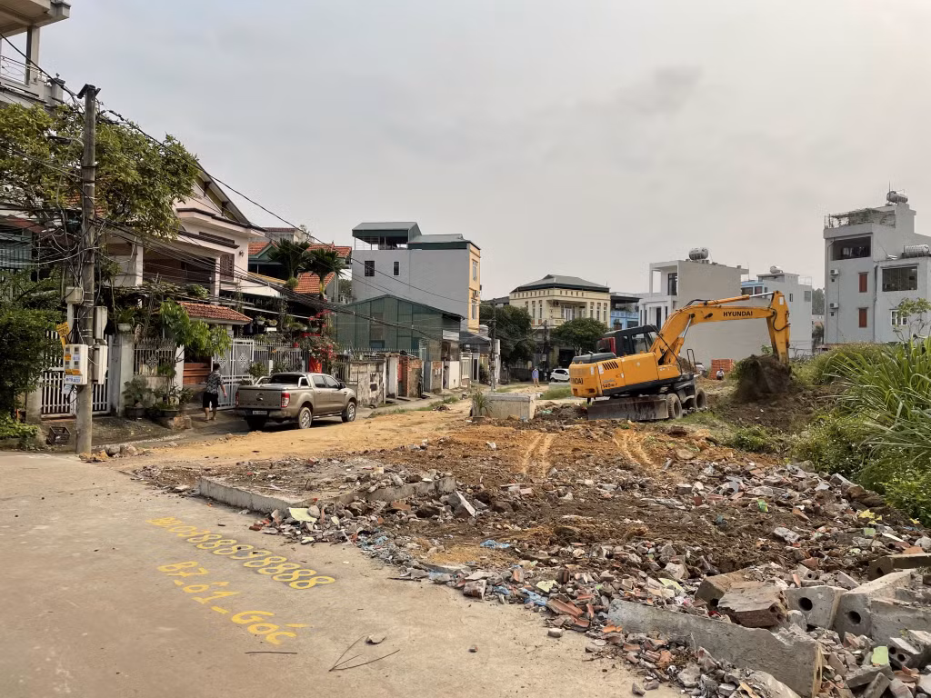 Đoạn đấu nối vào dự án Khu đô thị Bãi Muối thuộc lô B7 luôn trong tình trạng ngổn ngang, nhếch nhác, trở thành nơi đổ trộm vật liệu xây dựng.