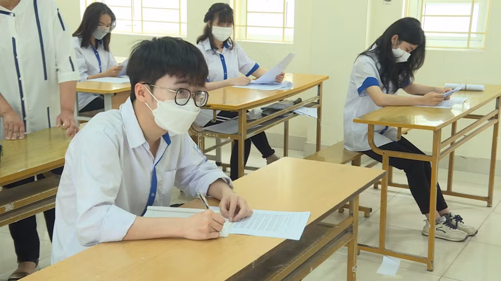 Em Ngô Minh Long, Trường THPT Hòn Gai, TP Hạ Long (bên trái) đoạt giải nhất phần thi cá nhân, tại Cuộc thi Olympic quốc tế tiếng Pháp, đang tập trung ôn tập cho Kỳ thi tốt nghiệp THPT sắp tới.