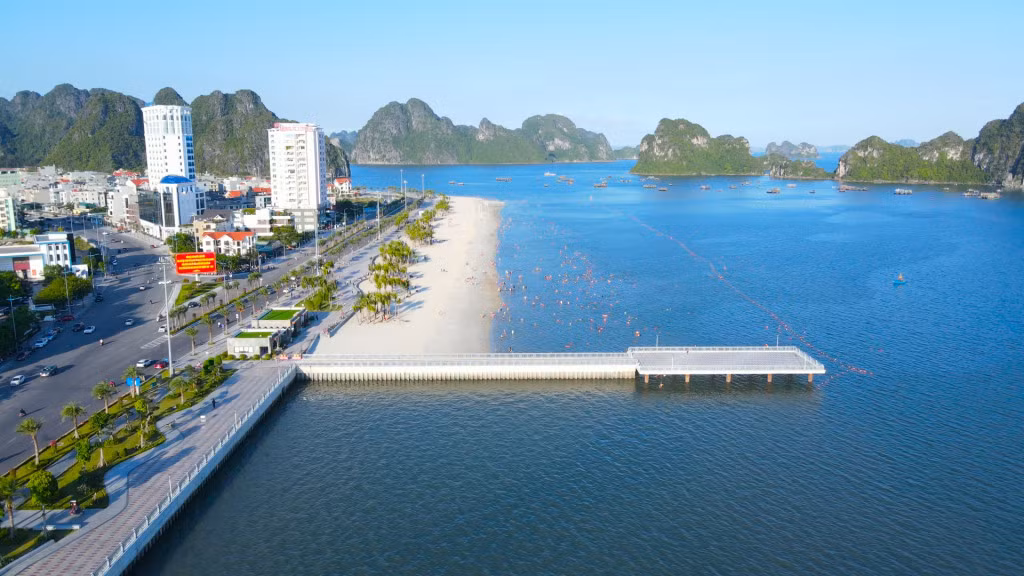 Bãi tắm Hòn Gai nằm bên tuyến đường bao biển Trần Quốc Nghiễn đẹp nhất TP Hạ Long, được đưa vào sử dụng từ tháng/5/2021.