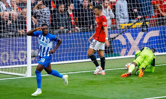 Tiền đạo Danny Welbeck mừng bàn mở tỷ số cho Brighton vào lưới đội bóng cũ Man Utd trên sân Old Trafford, thành phố Manchester, vòng năm Ngoại hạng Anh ngày 16/9/2023. Ảnh: ManUtd