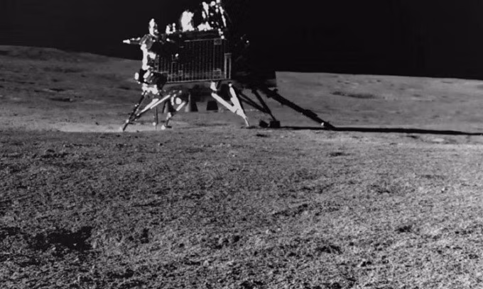 Trạm đổ bộ Vikram trong ảnh chụp từ camera định vị trên robot tự hành. Ảnh: ISRO